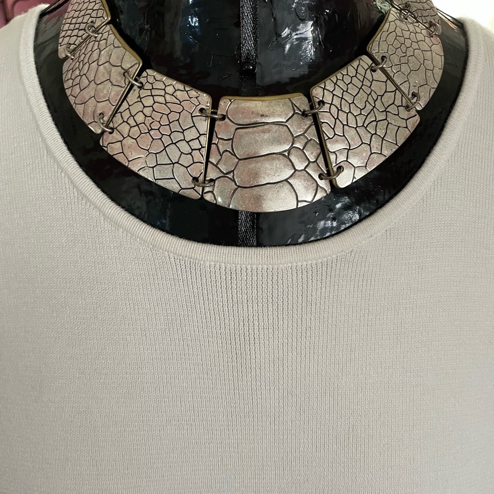 NWT Exotic Animal print/hammered necklace 2 toned from Premier designs jewelry